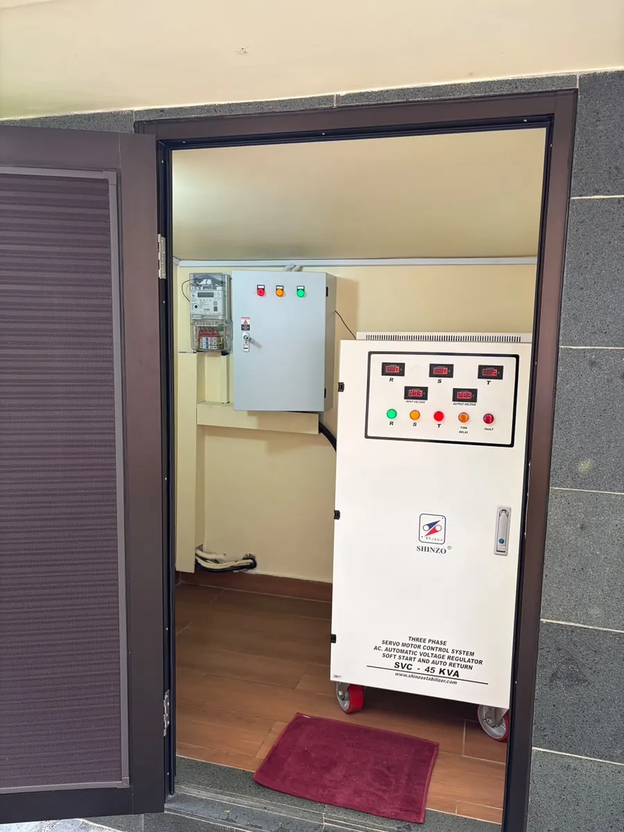 Pemasangan stabilizer Shinzo 45 KVA three phase untuk villa di Sentul