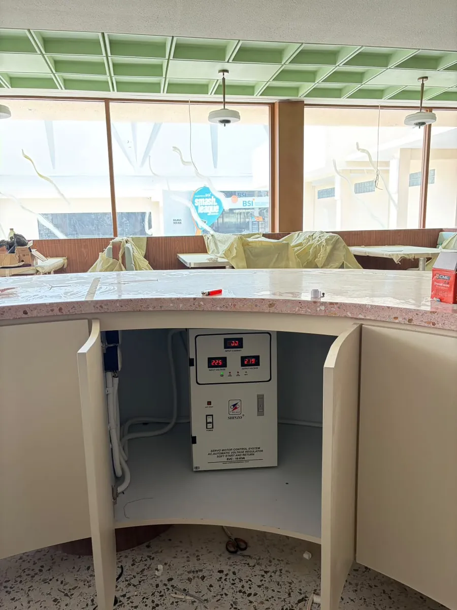 Pemasangan stabilizer Shinzo 10 KVA single phase untuk GYGY'S Cafe di Depok
