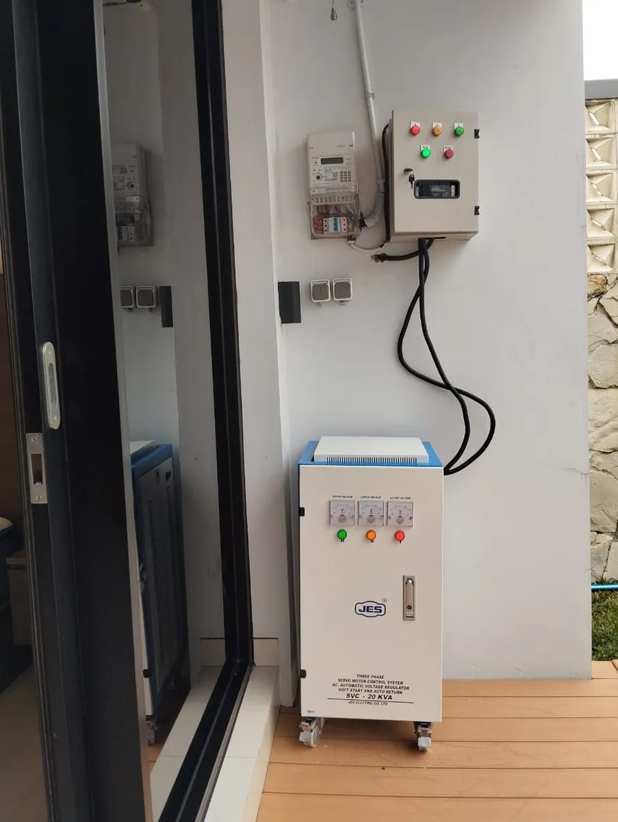 Pemasangan stabilizer JES 20 KVA three phase untuk perumahan villa di Bogor