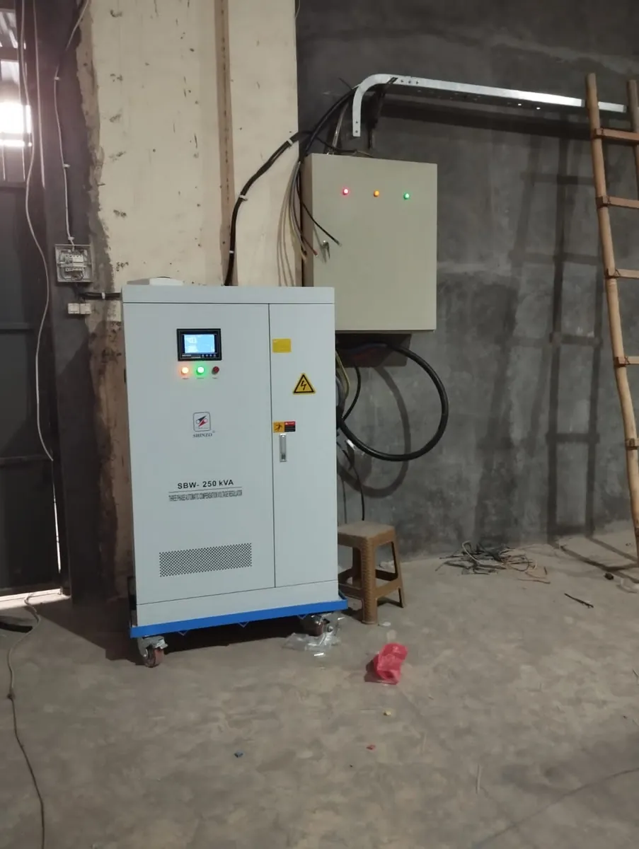 Pemasangan stabilizer Shinzo 250 KVA sbw series untuk pabrik di kawasan pergudangan Tangerang