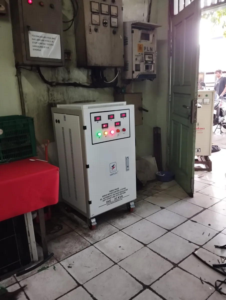 Pemasangan stabilizer Shinzo 30 KVA three phase untuk Sylvie Bakery di Jakarta Pusat