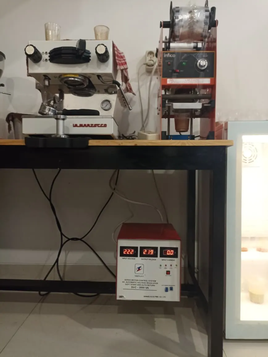 Pemasangan stabilizer Shinzo 3000 VA single phase untuk coffee shop di Jakarta Barat