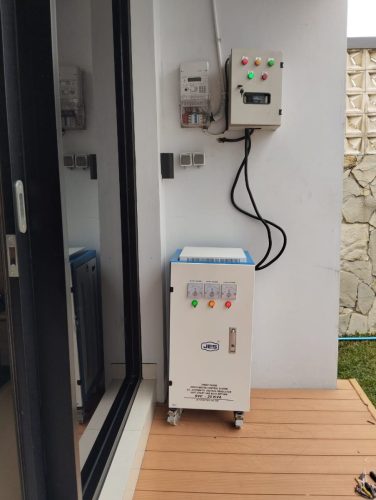 Proses instalasi stabilizer listrik di lokasi pelanggan (foto 6)