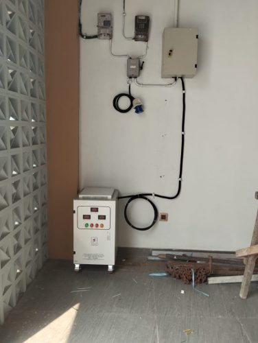 Proses instalasi stabilizer listrik di lokasi pelanggan (foto 10)