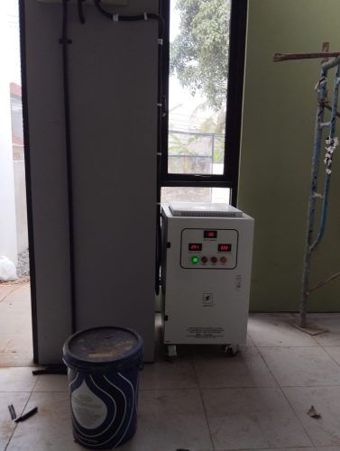 Proses instalasi stabilizer listrik di lokasi pelanggan (foto 14)